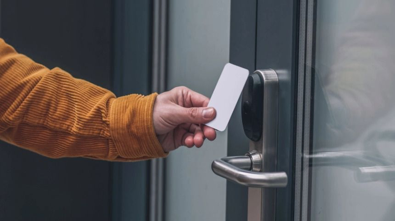 Les systèmes modernes de contrôle d’accès pour les entreprises offrent une gestion sécurisée, traçable et efficace des accès des employés et des visiteurs.